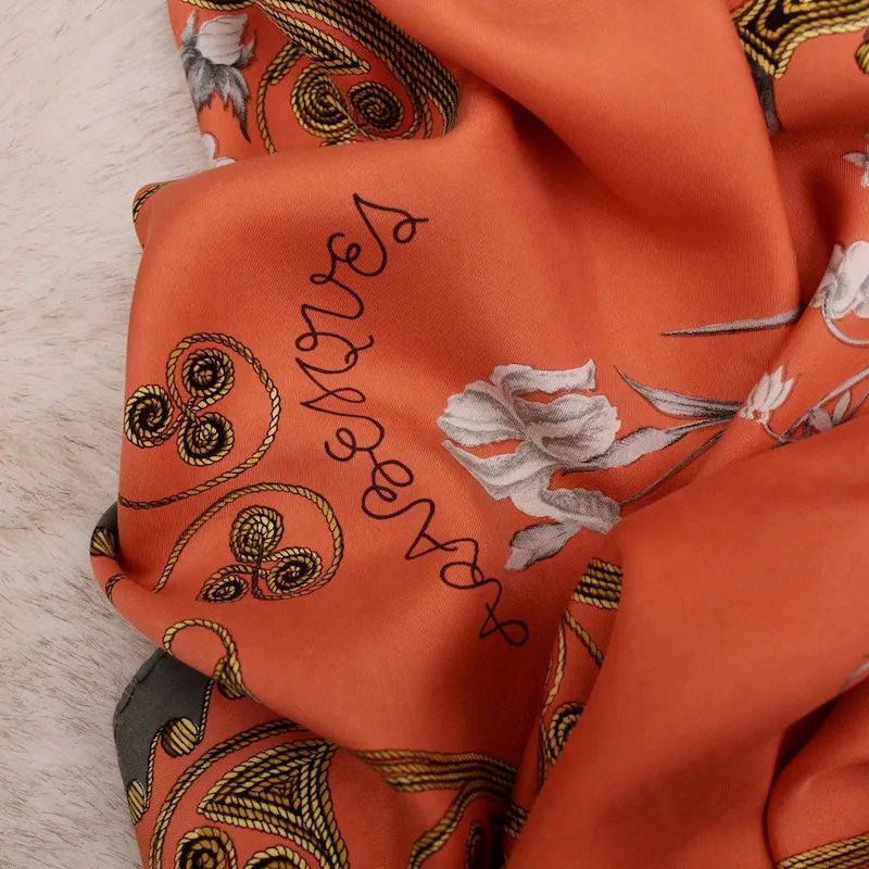 Carré 90 “Arabesques” en soie – Hermès