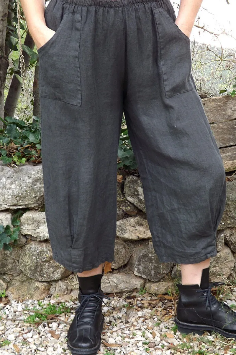 Pantalon en lin grande taille de couleur anthracite.