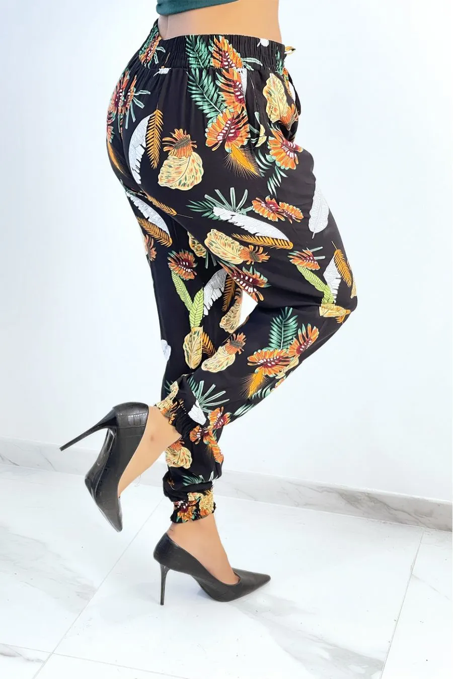 Pantalon fluide noir à motif feuillage
