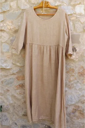 Robe longue en lin couleur crème brulée.