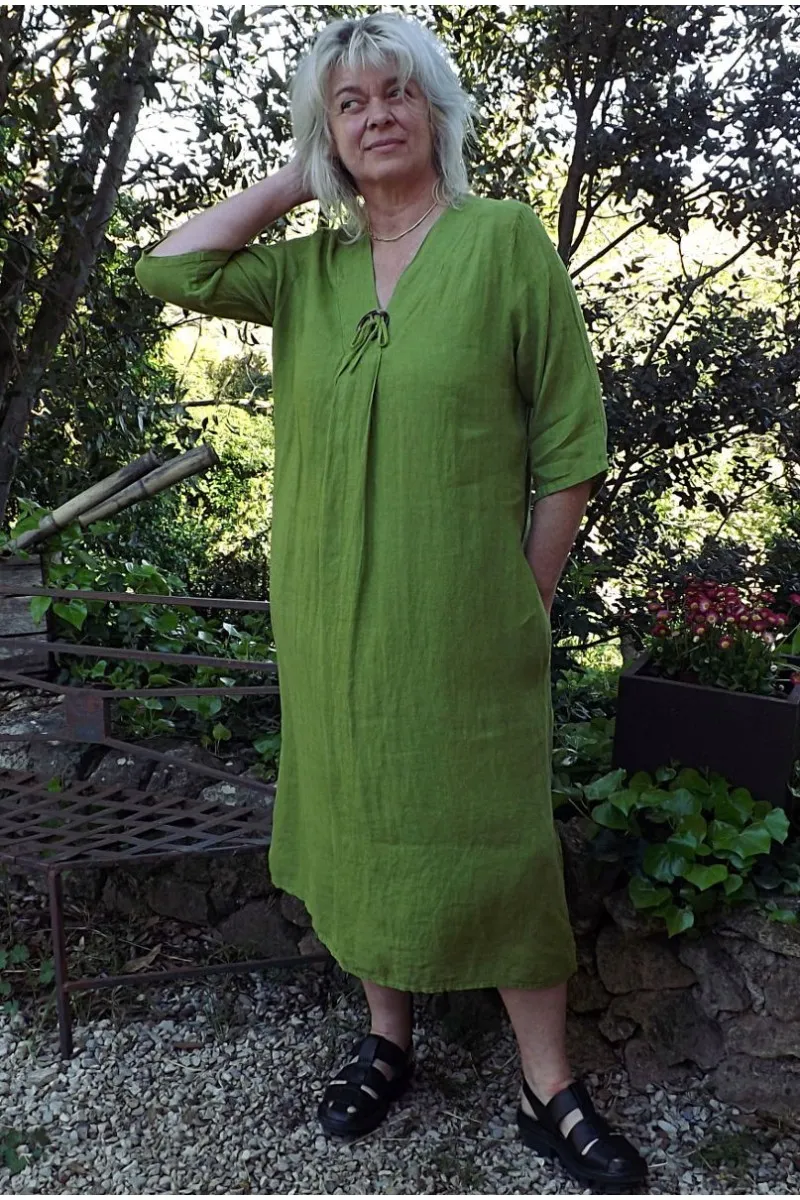 Robe longue en lin grande taille à col V de couleur acacia.