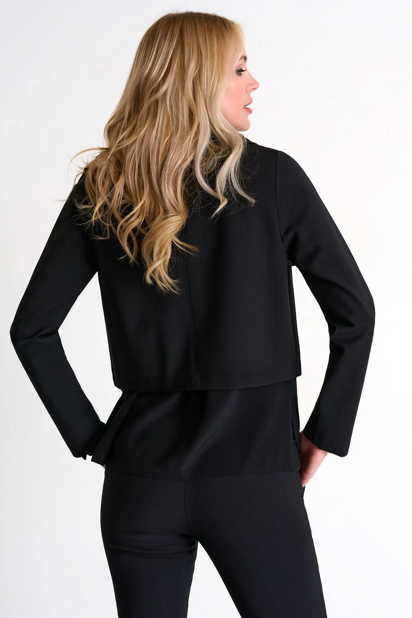 Veste courte contemporaine